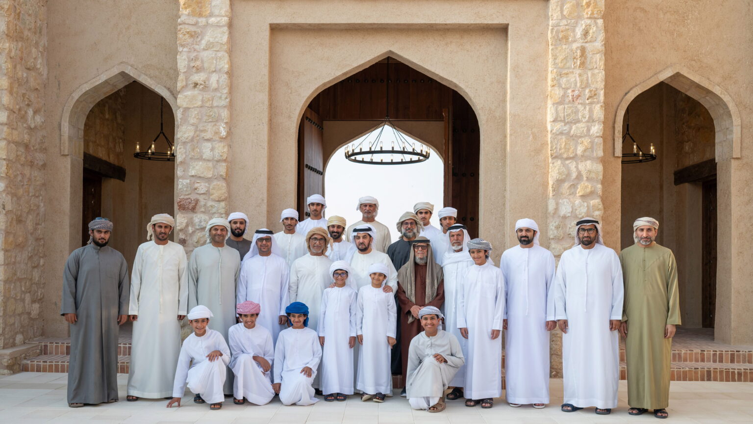 حمدان بن زايد يزور عيسى سيف بن عبلان المزروعي بمنزله في ليوا