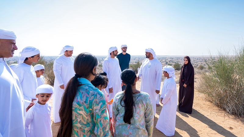 حمدان بن محمد يشهد جانباً من فعاليات «مخيم غمران» برفقة ابنيه راشد وشيخة