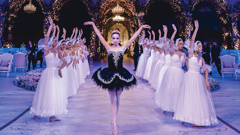 من لوحات العرض الذي اختُتم أخيراً في القرية العالمية. من المصدر