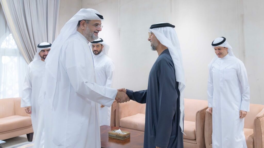 ولي عهد الشارقة يناقش مع سهيل المزروعي مشاريع الماء والكهرباء