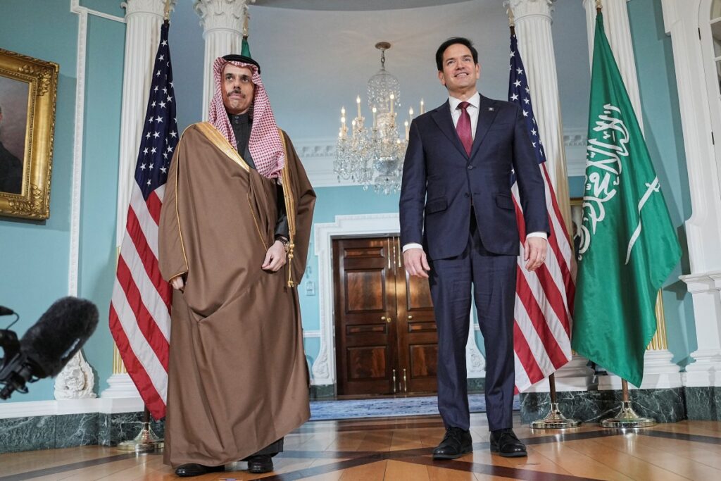 واشنطن: وزير الخارجية الأمريكي بحث مع نظيره السعودي التوترات المستمرة في اليمن