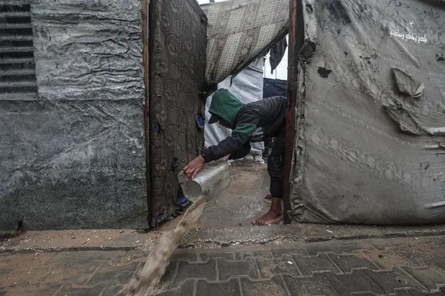 يعاني الفلسطينيون من الفيضانات التي غمرت مخيم البريج للاجئين في مدينة غزة، بعد هطول أمطار غزيرة في ١١ ديسمبر/كانون الأول ٢٠٢٥. وتتفاقم أوضاع النازحين الذين دُمرت منازلهم في الهجمات الإسرائيلية، حيث يواصلون معاناتهم ليس فقط من ويلات الصراع، بل أيضاً من تدهور الأحوال الجوية.