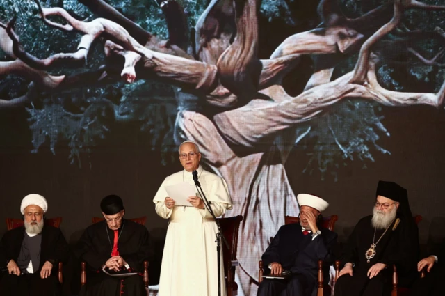 البابا لاون الرابع عشر يتحدث أثناء حضوره اجتماعاً مسكونياً ومشتركاً بين الأديان في ساحة الشهداء، خلال رحلته الرسولية الأولى، في بيروت، لبنان، ديسمبر/كانون الأول