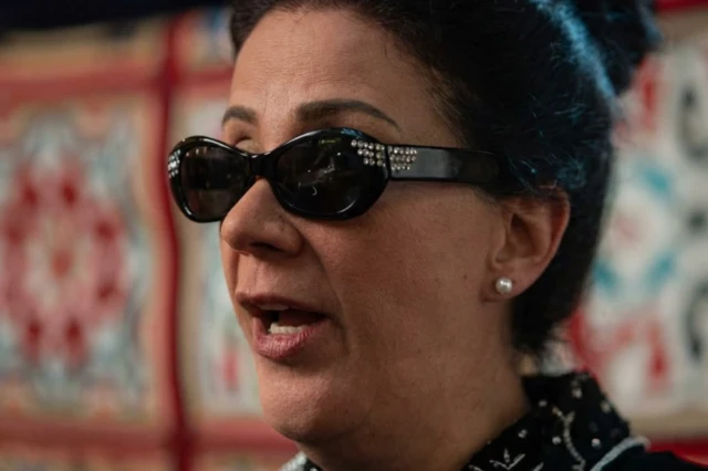 صورة من الإعلان الترويجي لفيلم "الست"، وتظهر في الصورة الفنانة المصرية منى زكي مؤدية دور أم كلثوم، وترتدي نظارة شمس .