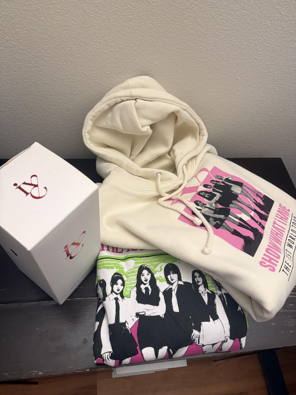(لوس أنجلوس، كاليفورنيا) - نتطلع إلى تقديم هدايا IVE Lightstick و Hoodie و Sweather
