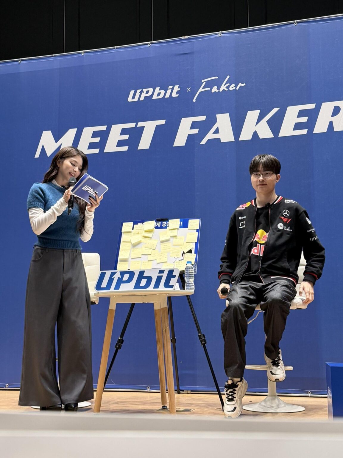 ناجيونغ من fromis_9 هو مقدم خاص للقاء معجبي T1 Faker اليوم.