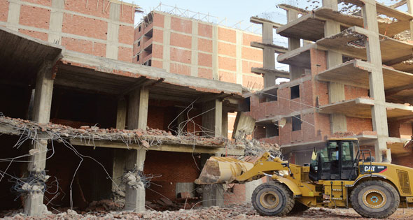 مخالفات البناء .. فى انتظار التصالح الدائم القانون «مؤقت».. والحصول على  نموذج 10 للتصالح فقط وليس ترخيصا للبناء - الأهرام اليومي