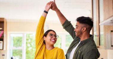 5 أبراج تتوافق عاطفيًا مع برج القوس.. علاقته بالحمل مليانة شغف