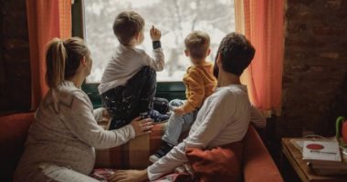 4 أبراج بتحب لمة العيلة فى الشتاء.. برج القوس بياخدهم رحلات