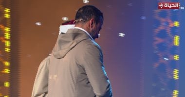 مصطفى حسنى يصطحب المتسابق محمد حسن إلى خارج ستوديو برنامج دولة التلاوة مصطفى حسنى يصطحب المتسابق محمد حسن إلى خارج ستوديو برنامج دولة التلاوة