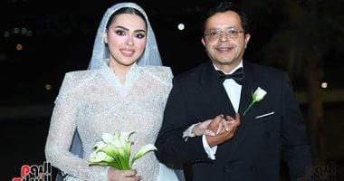 لقطات زفاف ابنة محمد هنيدى.. بكاء ورقص وغناء وأحمد السقا يشعل الحفل بالطبلة لقطات زفاف ابنة محمد هنيدى.. بكاء ورقص وغناء وأحمد السقا يشعل الحفل بالطبلة