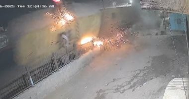 لحظة سقوط الحاويات من على قطار بضائع بقرية السفاينة بطوخ.. فيديو لحظة سقوط الحاويات من على قطار بضائع بقرية السفاينة بطوخ.. فيديو