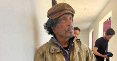 مجدى فكرى يقلب السوشيال ميديا بصور لرجل مختل عقليا.. والفنان يكشف الحقيقة