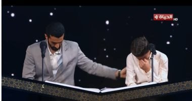 مشهد إنسانى مؤثر.. على محمد يبكى لمغادرة دولة التلاوة وزميله يواسيه