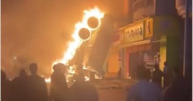 ننشر صور حريق سيارة تريلا امتد لعقار سكنى عقب سقوطها من أعلى دائرى الطالبية