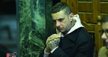 الحزن يسيطر على أحمد الفيشاوي في عزاء والدته سمية الألفي