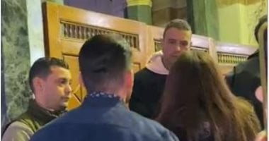 حزن كبير على أحمد الفيشاوي خلال عزاء والدته سمية الألفي.. فيديو