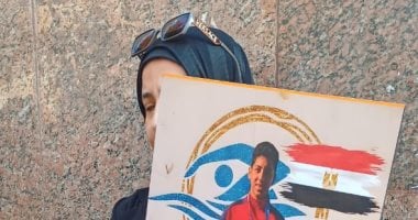 أسرة الطفل يوسف ترفع صوره قبل جلسة محاكمة رئيس اتحاد السباحة.. صور
