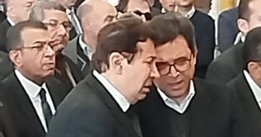 انهيار هانى رمزى فى جنازة والدته ووزير الثقافة يواسيه انهيار هانى رمزى فى جنازة والدته ووزير الثقافة يواسيه