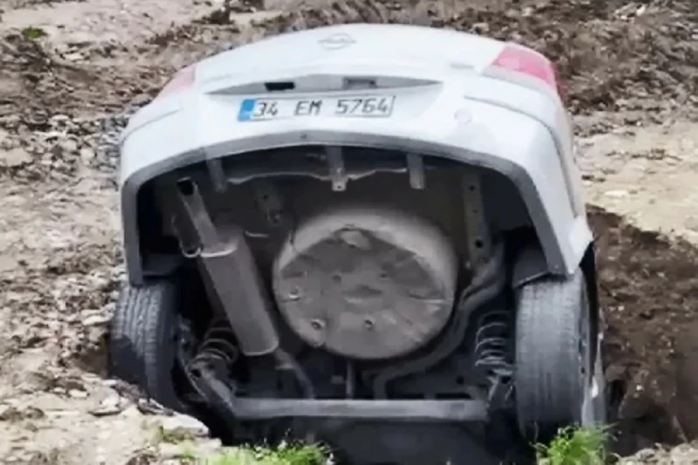 حفرة تبتلع سيارة في إسطنبول! – أخبار السعودية حفرة تبتلع سيارة في إسطنبول! - أخبار السعودية