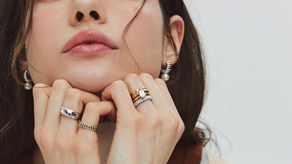 مجوهرات تزين إطلالتكِ في احتفالات نهاية 2025