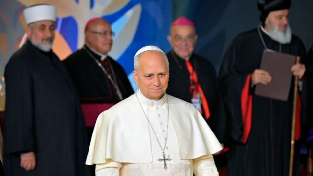 البابا لاون الرابع عشر خلال اجتماع مسكوني وديني في ساحة الشهداء في بيروت، لبنان