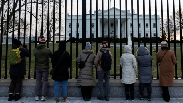 سياح خارج البيت الأبيض، واشنطن العاصمة، الولايات المتحدة الأمريكية.