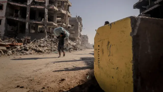 كتلة خرسانية صفراء في مدينة غزة