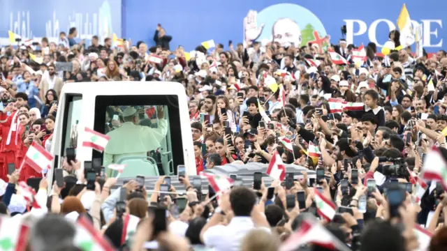 جموع غفيرة تحيط بالسيارة التي استقلها بابا الفاتيكان