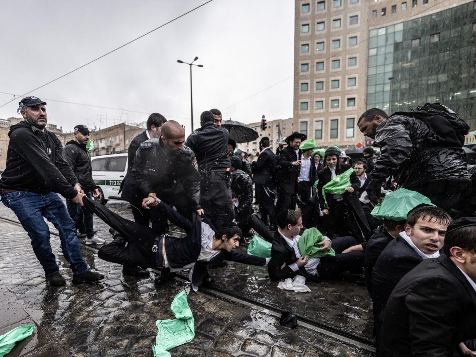 تصعيد غير مسبوق.. مروحية تتدخل لفض اشتباكات الشرطة والحريديم | أخبار تصعيد غير مسبوق.. مروحية تتدخل لفض اشتباكات الشرطة والحريديم | أخبار