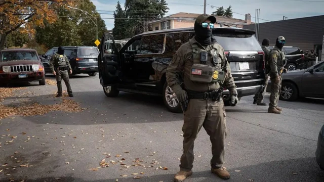 ضباط وجنود هيئة إنفاذ قوانين الهجرة والجمارك الأمريكية (ICE)