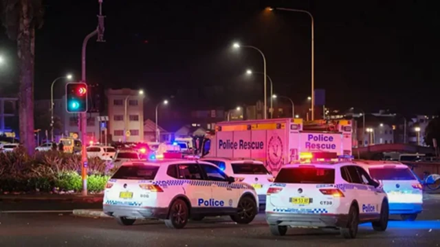 الشرطة والدفاع المدني في سيدني يتجهون إلى موقع الحادثة