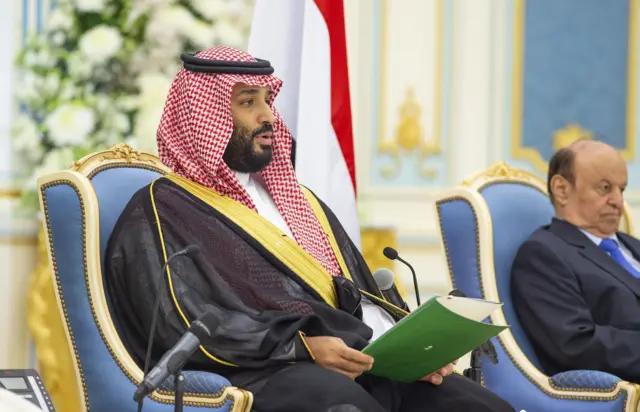 الرئيس اليمني عبد ربه منصور هادي وولي العهد السعودي الأمير محمد بن سلمان خلال توقيع "اتفاق الرياض" في العاصمة السعودية، في تشرين الثاني/نوفمبر 2019.