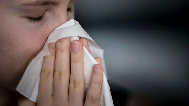 شخص يستخدم منديلا ورقيا