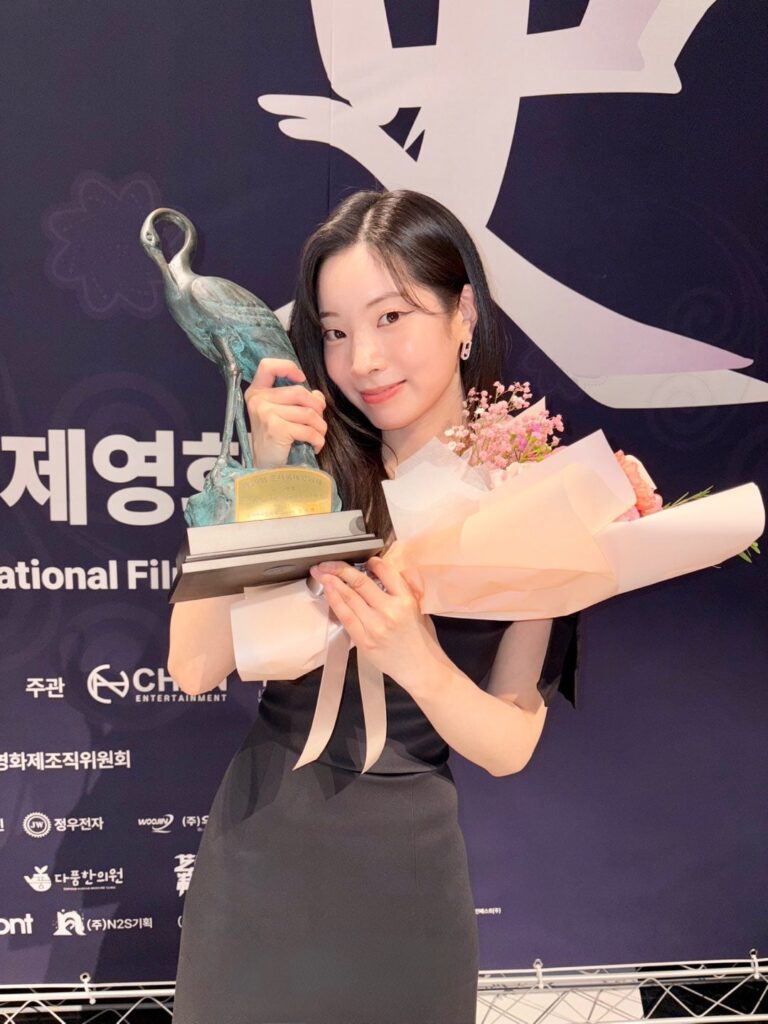 251223 تحديث تويتر مع داهيون - 🏆 جائزة النجم الجديد ⭐ يشرفني جدًا الحصول على جائزة النجم الجديد في مهرجان تشونسا السينمائي الدولي. أشكركم على كل الحب والدعم الذي تلقيته هذا العام، وأعدكم بمواصلة إظهار العديد من الجوانب المختلفة مني من خلال مشاريع هادفة.