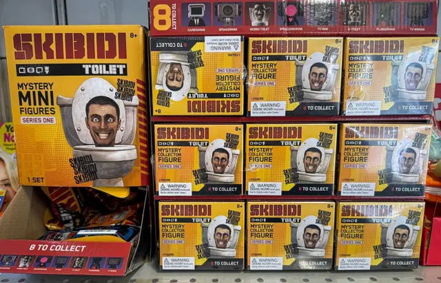 مجسّمات قابلة للاقتناء من سلسلة "Skibidi Toilet" للبيع في متجر بمدينة بينزانس، في 28 أغسطس/آب 2025، في كورنوال، إنجلترا.