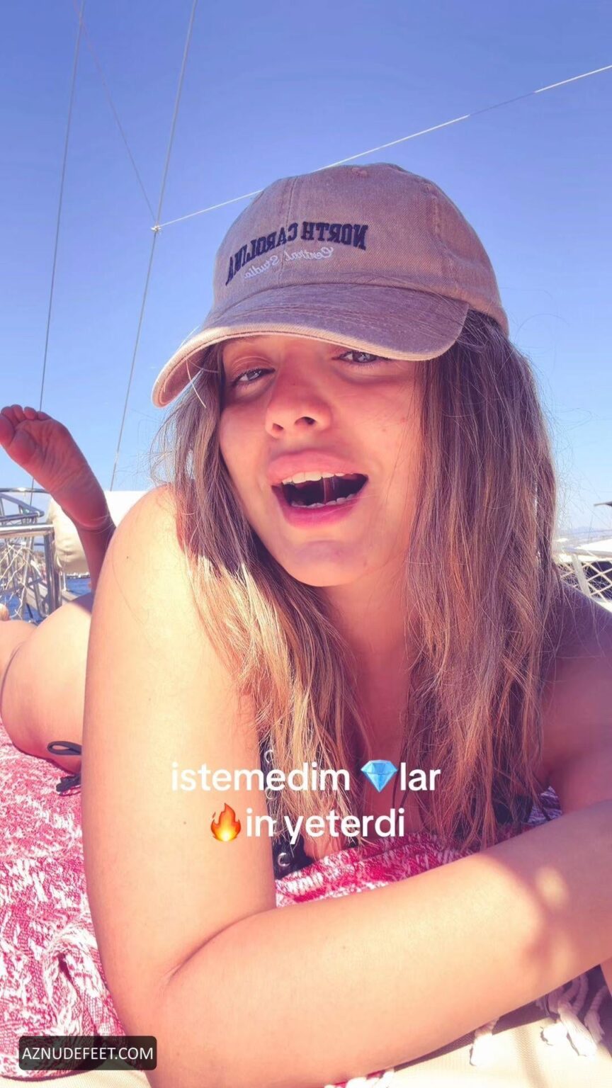 Elanur Pat “bunun ayakları aşırı hoşuma gidiyor azdırıcı bi seksiliği var kadının” Elanur Pat “bunun ayakları aşırı hoşuma gidiyor azdırıcı bi seksiliği var kadının”