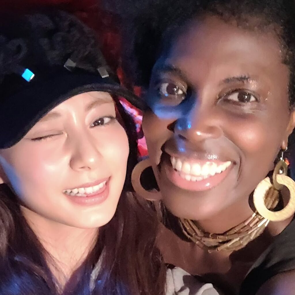 251208 تحديث الإنستغرام wendyrobinsnest - من الجيد أن لدي بنات إخوة يبقون على اطلاع ويبقونني على اطلاع. لذلك جاء هذا المغني الذي يُدعى Tzuyu من فرقة Kpop الشهيرة مرتين لرؤيتنا