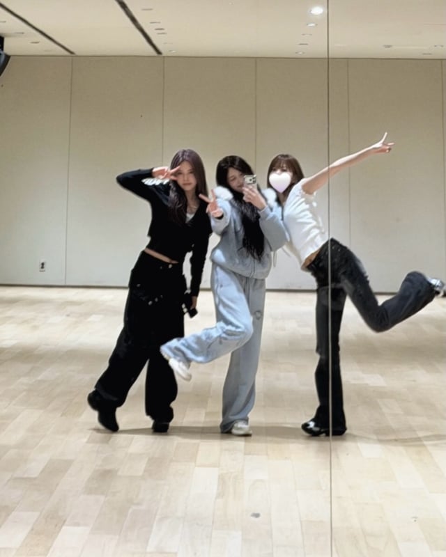 251225 تحديث انستقرام IVE Leeseo مع Hong Eunchae (مع NMIXX Kyujin)