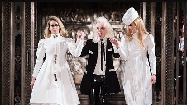 صاحبة الأزياء الغريبة.. وفاة مصممة الأزياء العالمية بام هوج عن عمر 66 عامًا