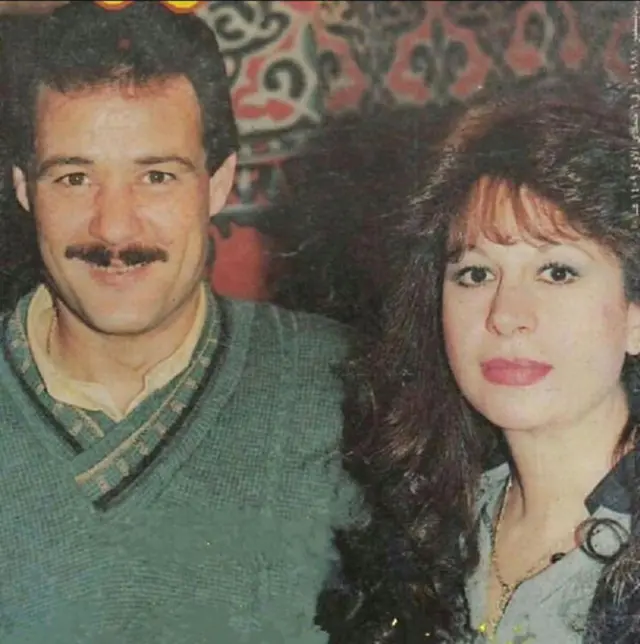 الفنانة سمية الألفي بصحبة زوجها الفنان الراحل فاروق الفيشاوي وكلاهما يبتسمان أمام الكاميرا.