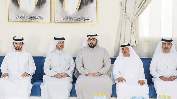 ولي عهد أم القيوين يقدم واجب العزاء في وفاة عبد الرحمن النعيمي وفاطمة النعيمي