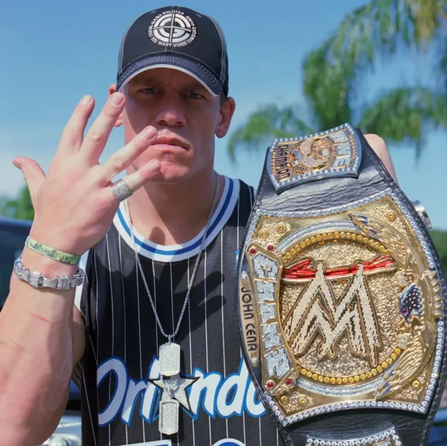 إيماءة جون سينا ​​المميزة "لا يمكنك رؤيتي"