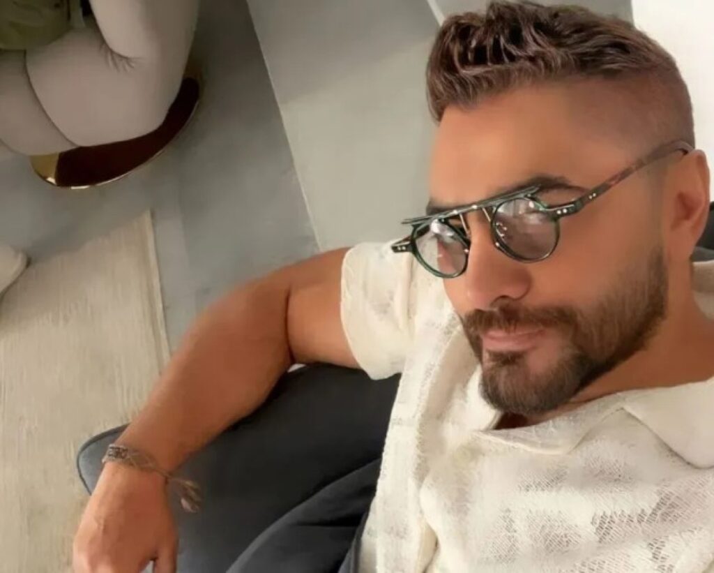 أحمد سعد يكشف الحالة الصحية لـ تامر حسني: مش بيتحرك من السرير