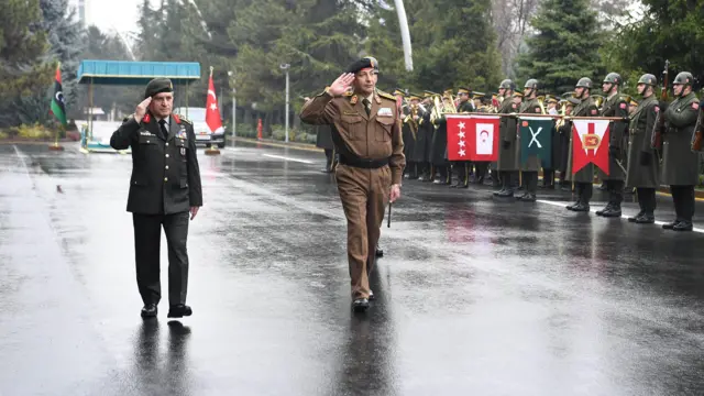 رئيس الأركان التركي سلجوق بيرقدار أوغلو مع رئيس أركان الجيش التابع لحكومة الوحدة الوطنية الليبية محمد الحداد في أنقرة، في 23 ديسمبر/كانون الأول 2025