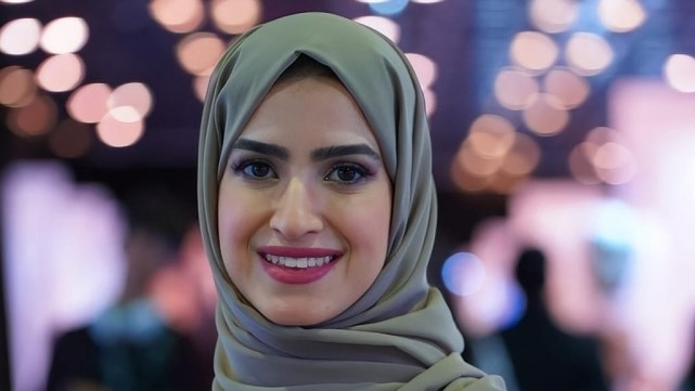 رؤى المدني.. أسلوب فني استثنائي يمزج بين الإبداع والبيئة