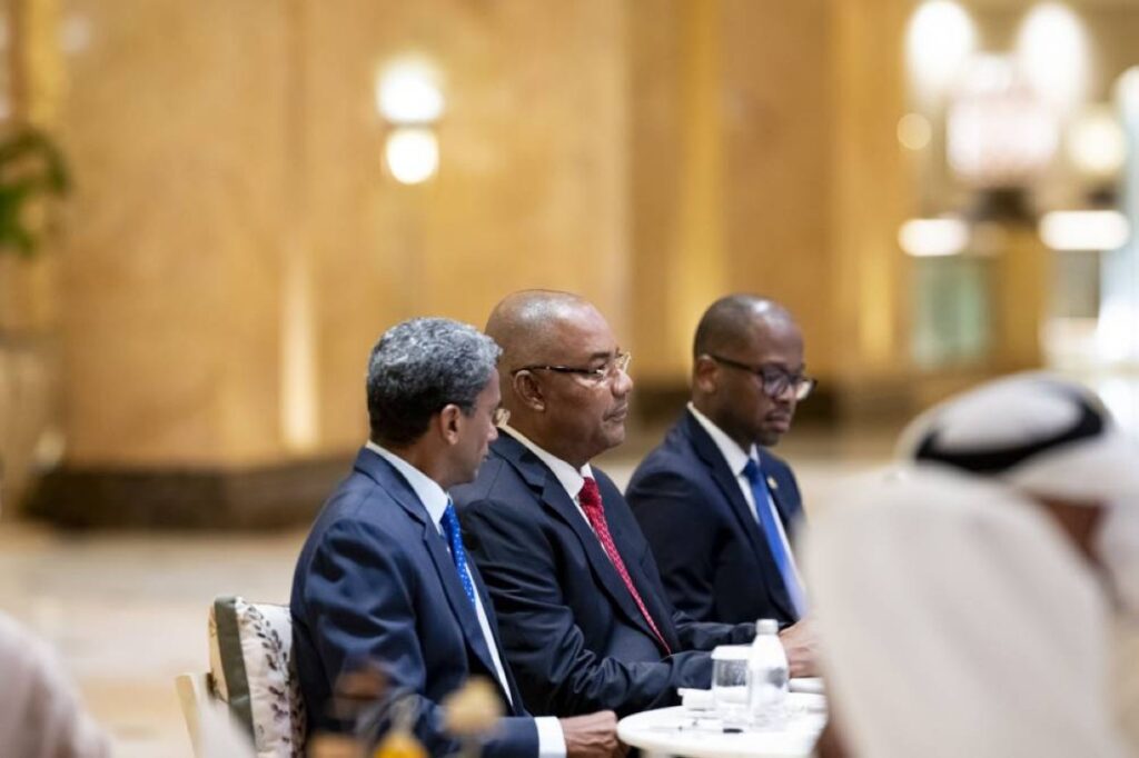 محمد بن زايد يلتقي رئيس سيشل الذي يزور الإمارات لحضور الجولة الختامية لبطولة العالم للفورمولا 1 Al Bayan