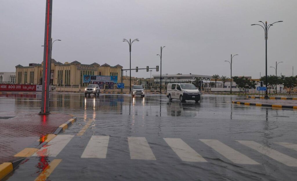 أمطار غزيرة تهطل على الفجيرة وانخفاض في درجات الحرارة Al Bayan
