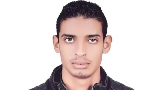 الصياد المصري عصام الشاذلي الذي أُعدم يوم الثلاثاء بعد إدانته بتهم تتعلق بالمخدرات، ينظر إلى الكاميرا، ويبدو شاباً في الثلاثينيات من عمره، ويكسو جبهته شعر أسود كثيف، ويرتدي سترة سوداء.