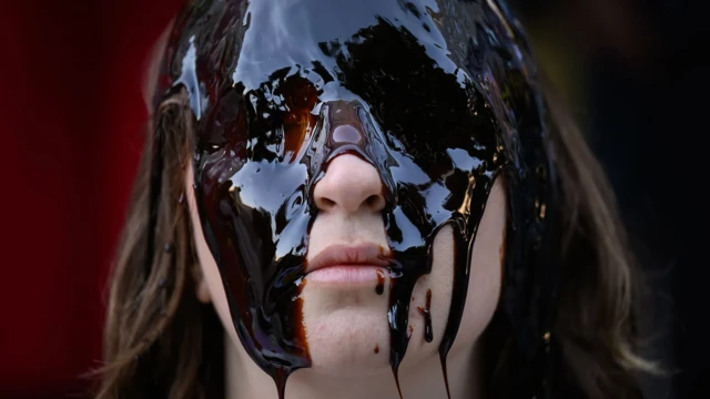 فتاة تغطي عينيها بالزيت